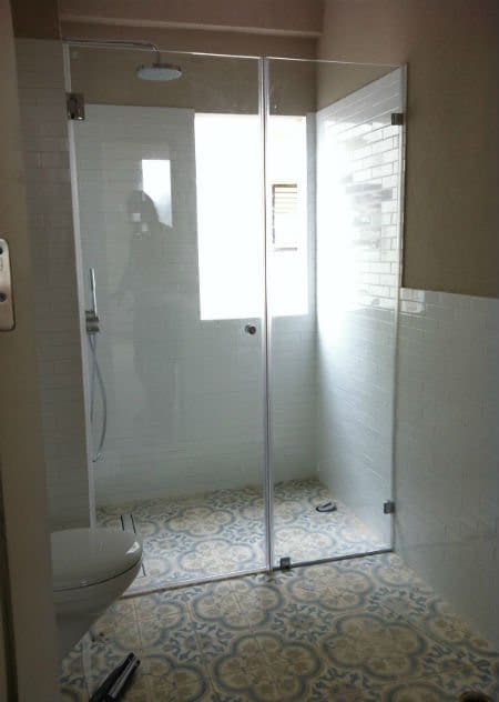 מקלחון חזית קבוע ודלת