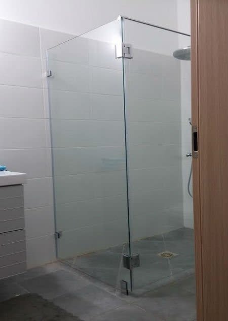 מקלחון פינתי מרחף מפואר