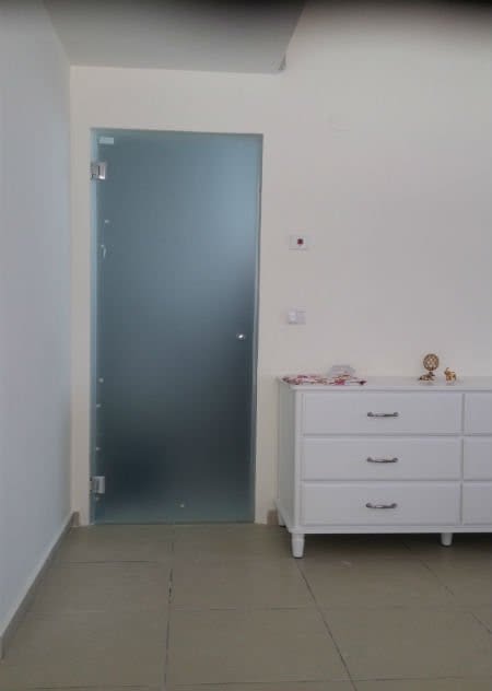 דלת כניסה זכוכית אסיד